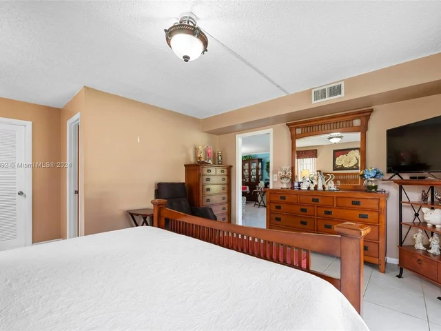 271 S Hollybrook Dr # 101, Pembroke Pines FL 33025