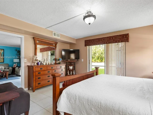 271 S Hollybrook Dr # 101, Pembroke Pines FL 33025