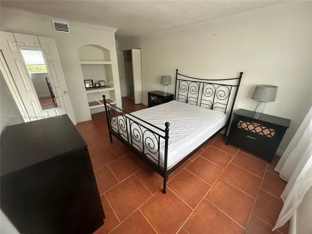 990 Biarritz Dr # 502, Miami Beach FL 33141