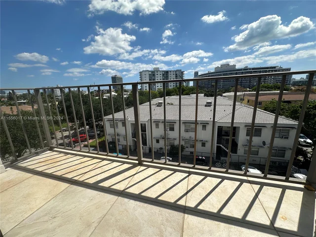 990 Biarritz Dr # 502, Miami Beach FL 33141