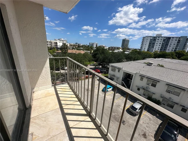 990 Biarritz Dr # 502, Miami Beach FL 33141