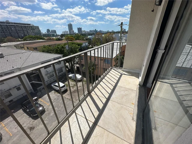 990 Biarritz Dr # 502, Miami Beach FL 33141