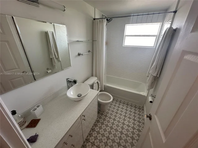 990 Biarritz Dr # 502, Miami Beach FL 33141