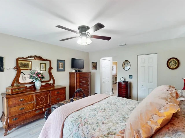 11170 SW 11th Pl, Davie FL 33324