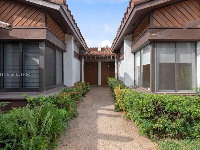 500 NE 195th St, Miami FL 33179