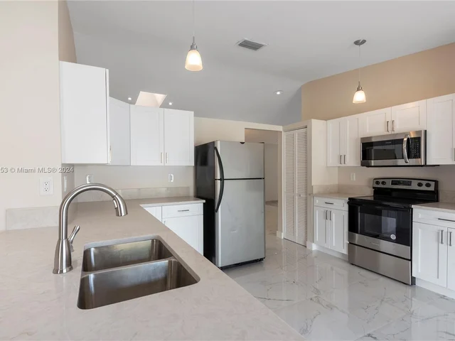 500 NE 195th St, Miami FL 33179