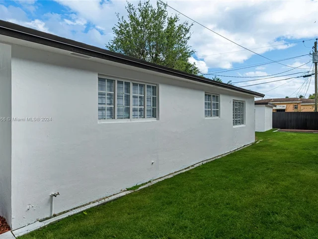 810 NW 117th St, Miami FL 33168