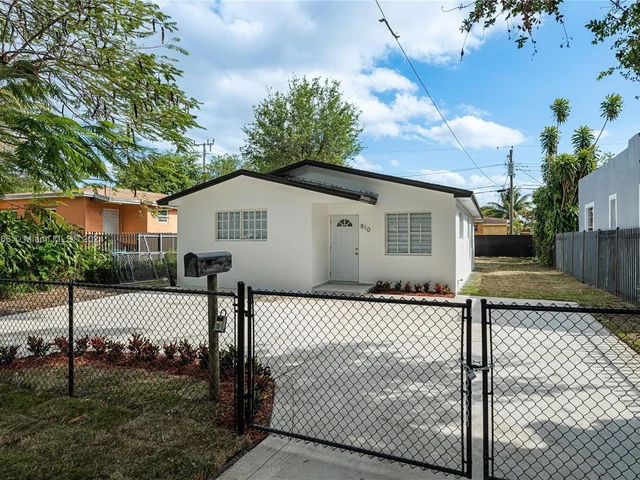 810 NW 117th St, Miami FL 33168