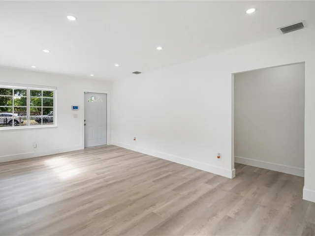 810 NW 117th St, Miami FL 33168