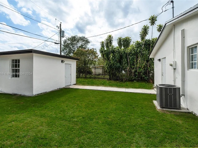 810 NW 117th St, Miami FL 33168