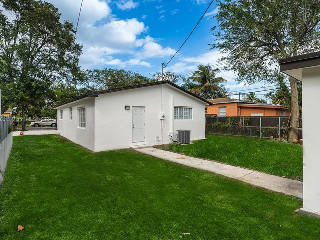 810 NW 117th St, Miami FL 33168