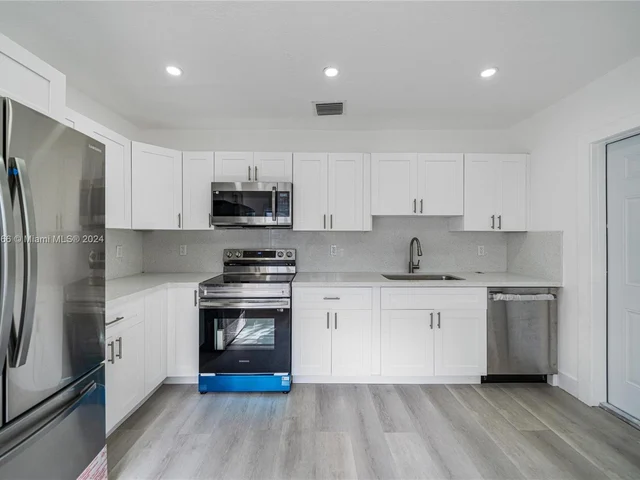 810 NW 117th St, Miami FL 33168