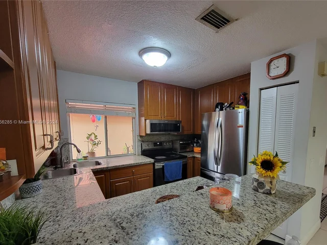 1352 Seagrape Cir, Weston FL 33326