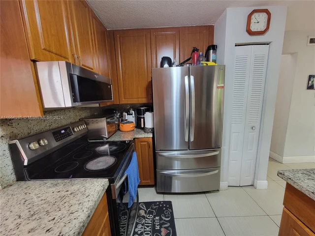 1352 Seagrape Cir, Weston FL 33326