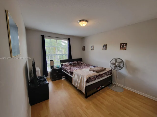 1352 Seagrape Cir, Weston FL 33326