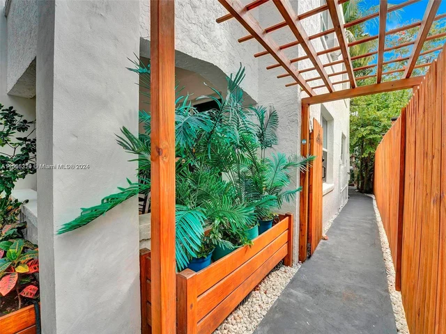 18 NE 42nd St, Miami FL 33137