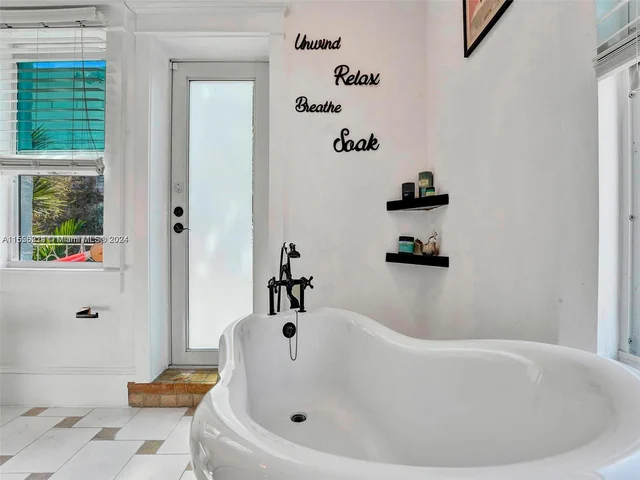 18 NE 42nd St, Miami FL 33137