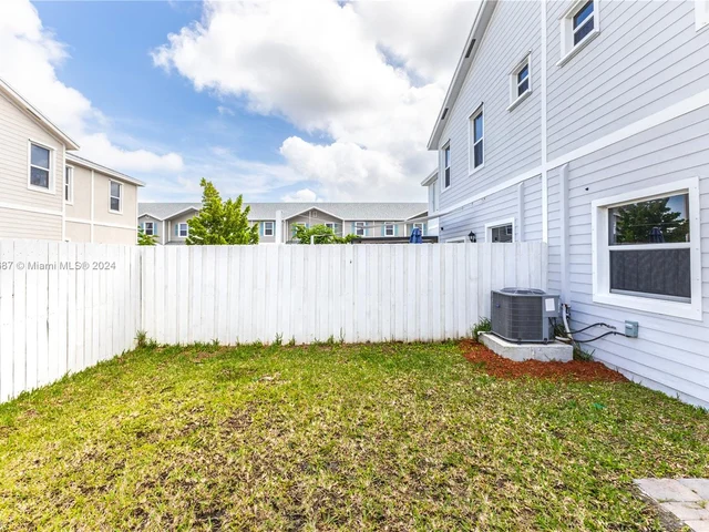 903 SE 19th St, Homestead FL 33034