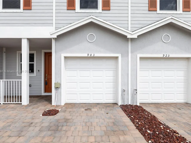 903 SE 19th St, Homestead FL 33034