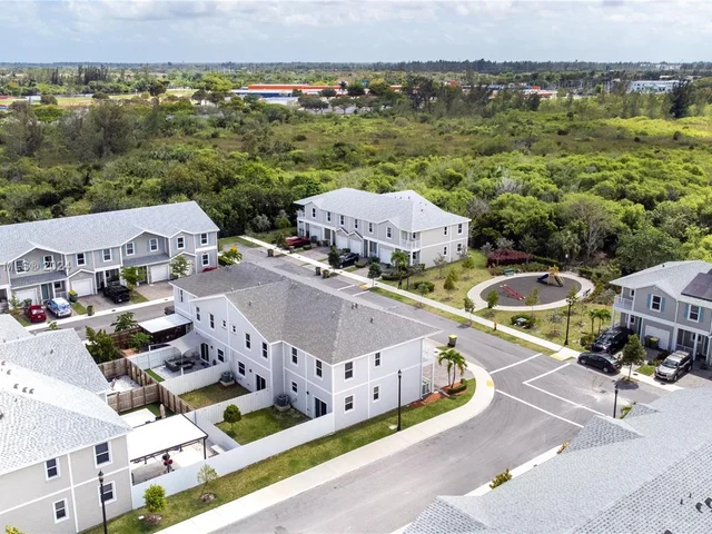 903 SE 19th St, Homestead FL 33034