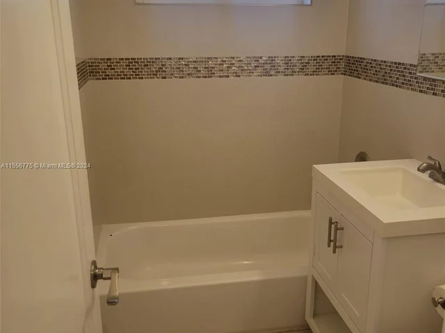 1580 NE 141st St, North Miami FL 33161