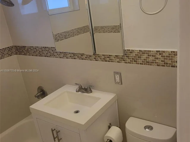 1580 NE 141st St, North Miami FL 33161