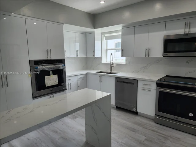 5001 Collins Ave # 12A, Miami Beach FL 33140