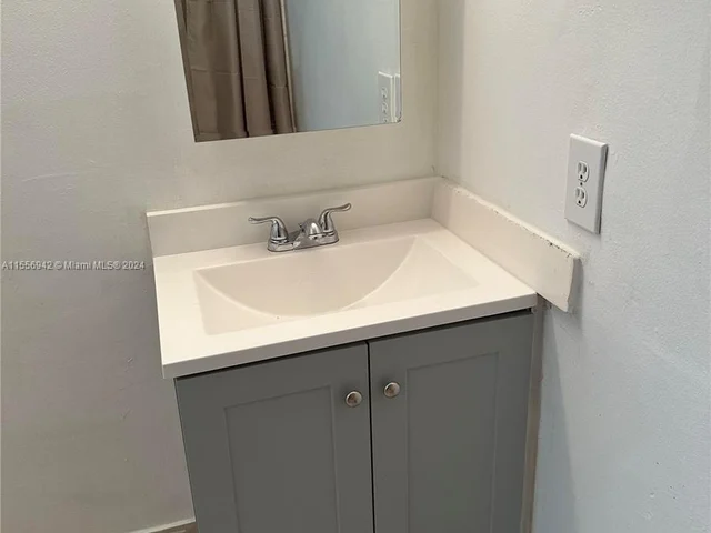 1801 S Treasure Dr # 102, North Bay Village FL 33141