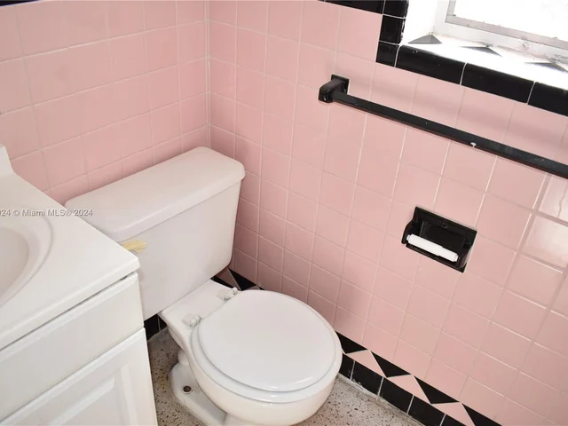 43 SW 10th St # 2W, Dania Beach FL 33004