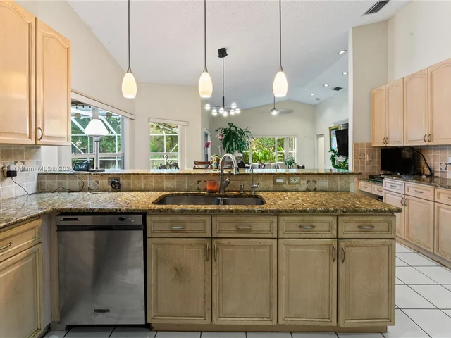 460 NW 110th Ave, Plantation FL 33324