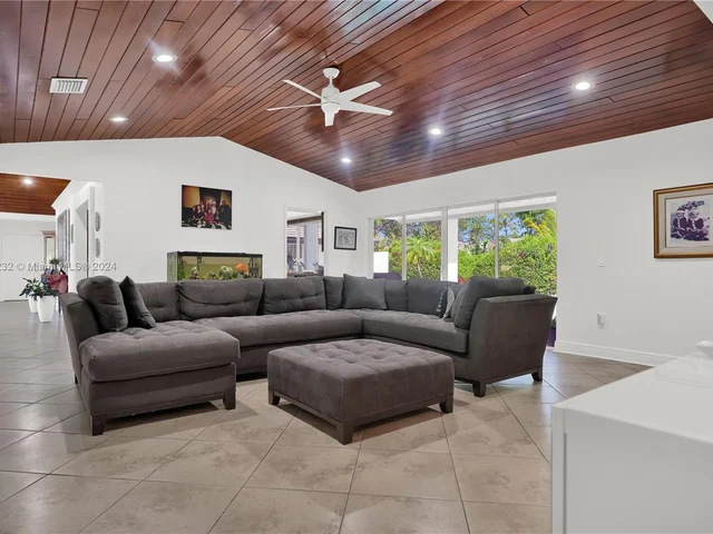 10045 SW 124th St, Miami FL 33176