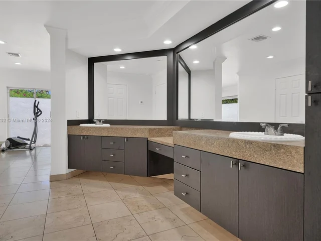 10045 SW 124th St, Miami FL 33176