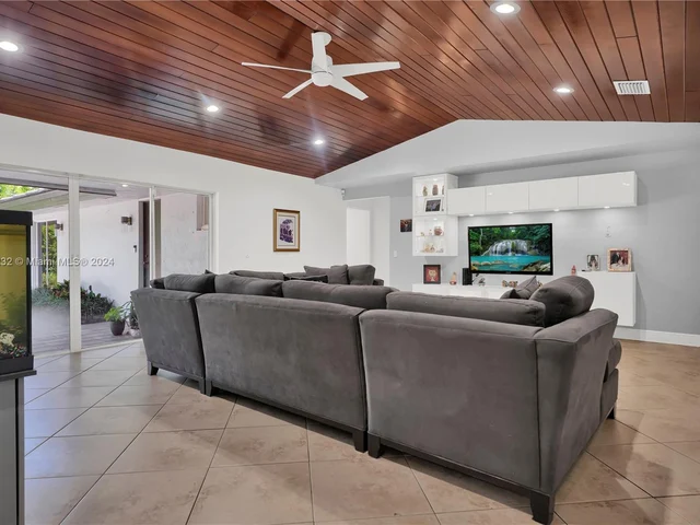 10045 SW 124th St, Miami FL 33176