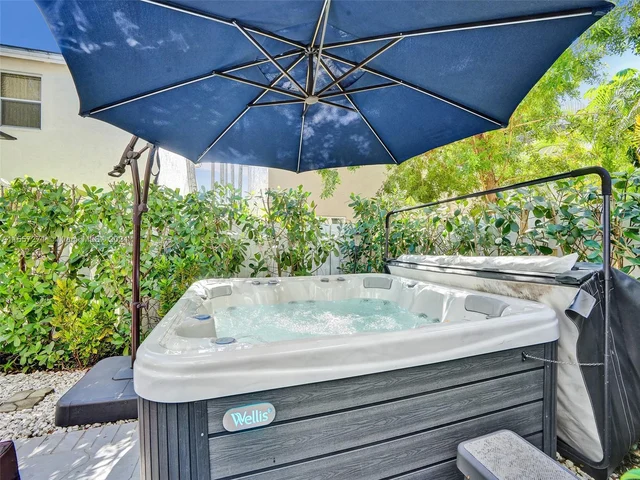 9841 NW 9th Ct, Plantation FL 33324