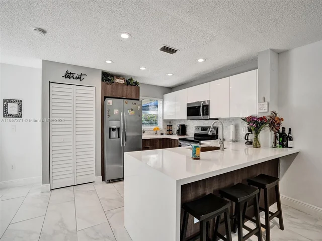 9841 NW 9th Ct, Plantation FL 33324