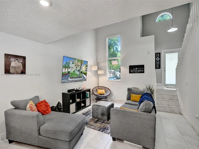 9841 NW 9th Ct, Plantation FL 33324