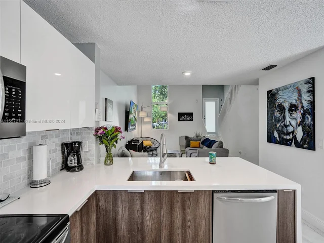 9841 NW 9th Ct, Plantation FL 33324