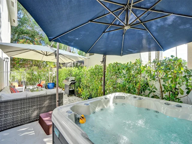 9841 NW 9th Ct, Plantation FL 33324