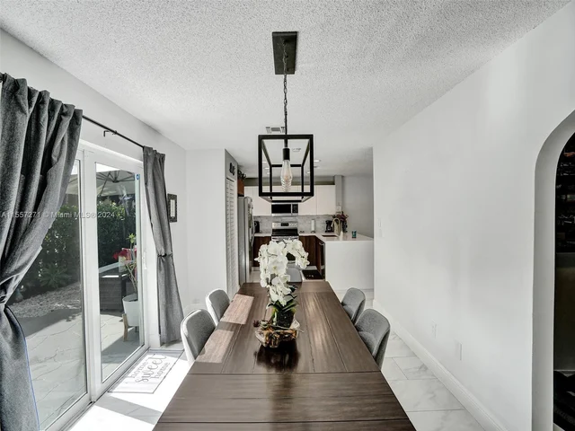 9841 NW 9th Ct, Plantation FL 33324