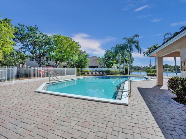 9841 NW 9th Ct, Plantation FL 33324