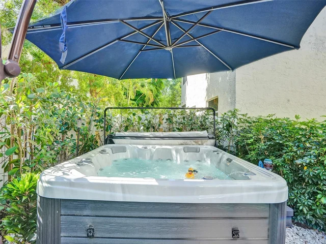 9841 NW 9th Ct, Plantation FL 33324