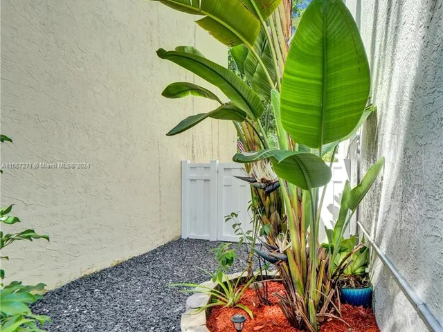 9841 NW 9th Ct, Plantation FL 33324