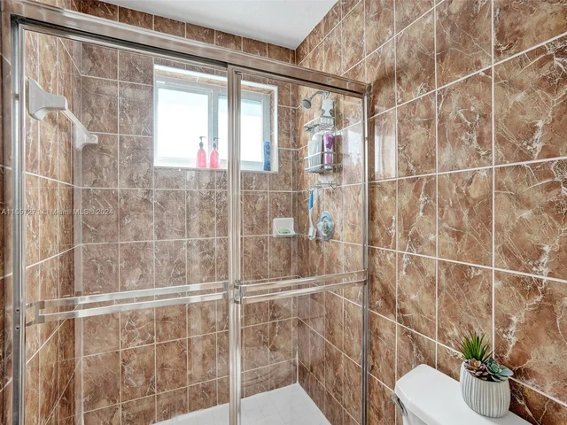 9841 NW 9th Ct, Plantation FL 33324