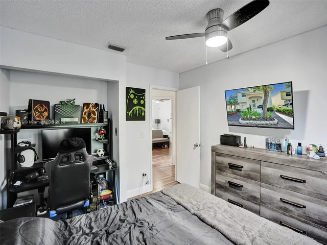 9841 NW 9th Ct, Plantation FL 33324