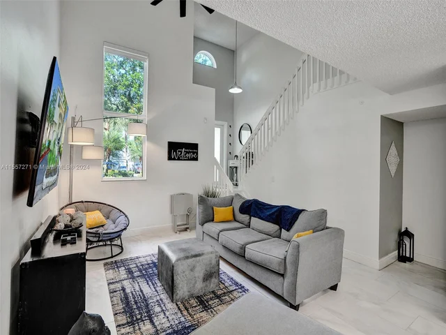 9841 NW 9th Ct, Plantation FL 33324