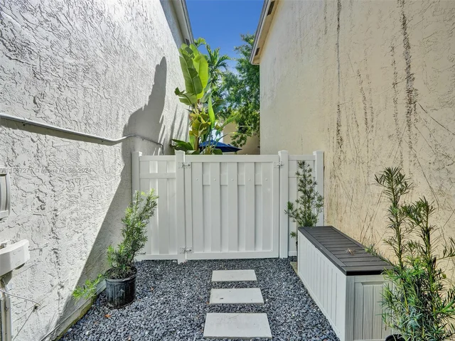 9841 NW 9th Ct, Plantation FL 33324