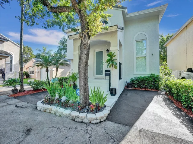 9841 NW 9th Ct, Plantation FL 33324