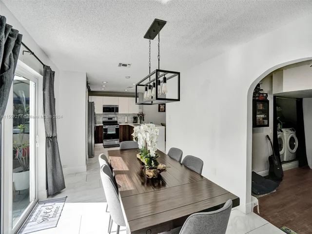 9841 NW 9th Ct, Plantation FL 33324