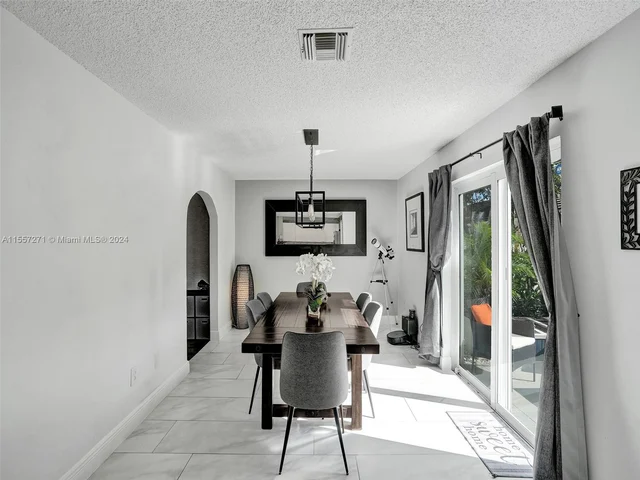 9841 NW 9th Ct, Plantation FL 33324