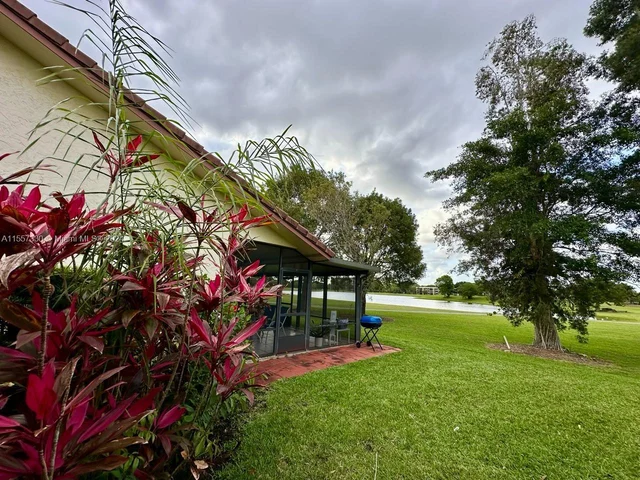 16151 Laurel Dr, Weston FL 33326